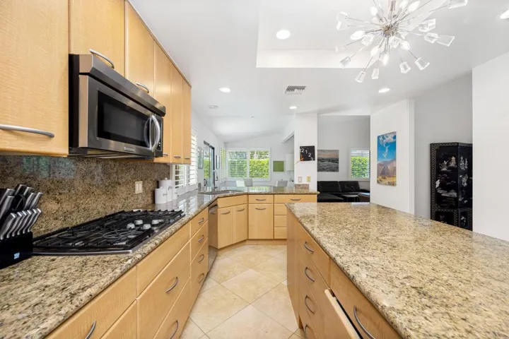 41-web-or-mls-BC+Lincoln_OPMG_0424_041