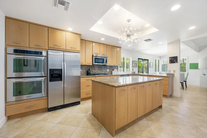 40-web-or-mls-BC+Lincoln_OPMG_0424_040