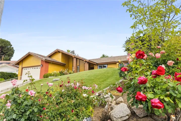 5804 Medio Luna Avenue, Bakersfield, California 93306