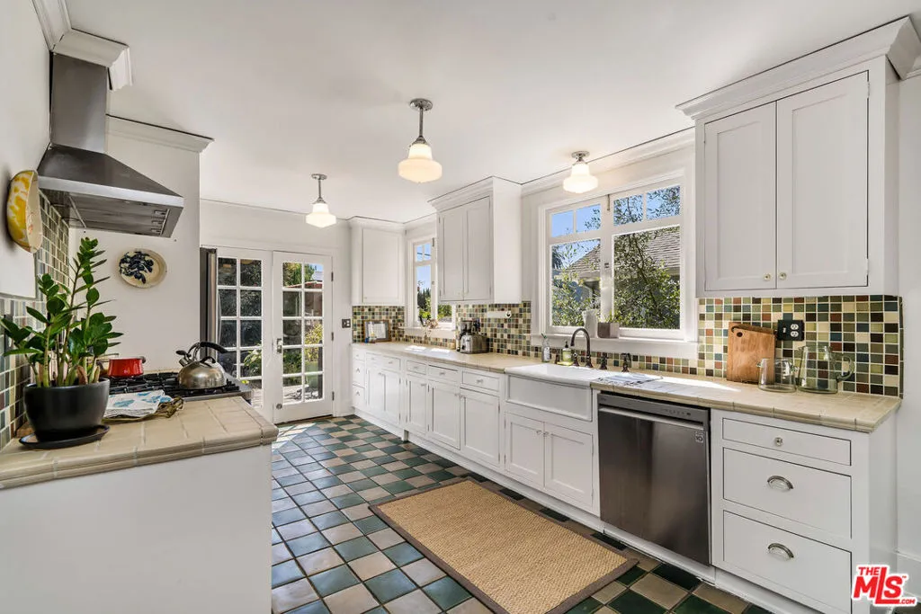 106 N Ridgewood Place, Los Angeles, California 90004 home-pic-12
