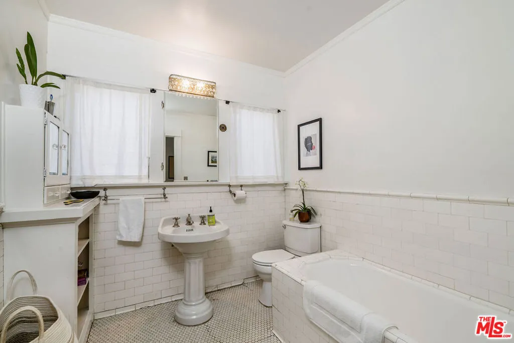 106 N Ridgewood Place, Los Angeles, California 90004 home-pic-21