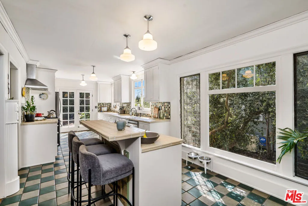 106 N Ridgewood Place, Los Angeles, California 90004 home-pic-10
