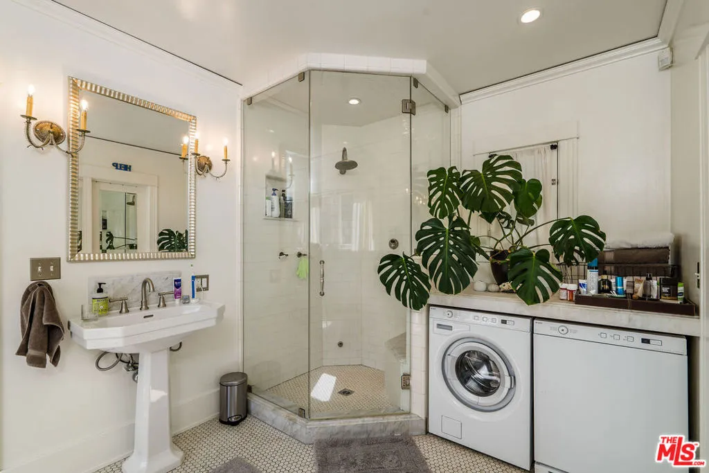 106 N Ridgewood Place, Los Angeles, California 90004 home-pic-18