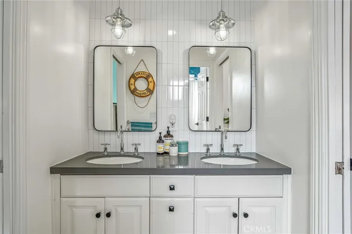 2509 N Poinsettia Avenue, Manhattan Beach, California 90266