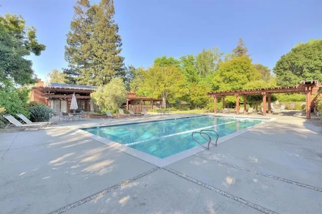4 Farm Road, Los Altos, California 94024