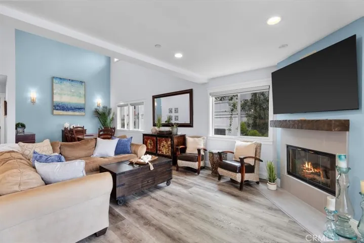 Livinroom with fireplace