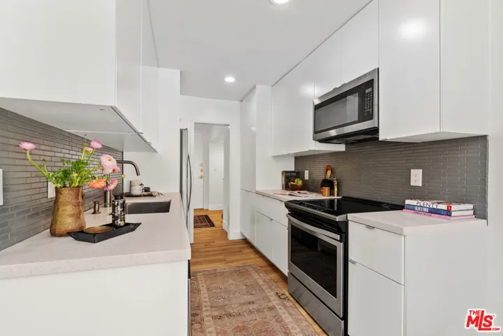11910 Mayfield Avenue 103, Los Angeles, California 90049