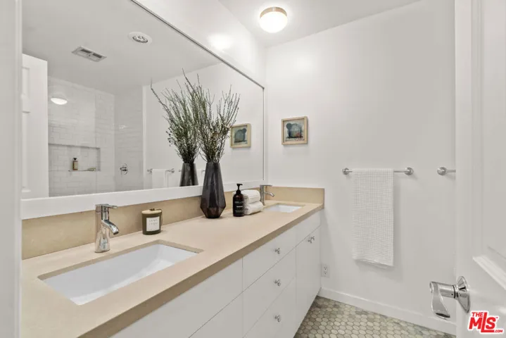 11910 Mayfield Avenue 103, Los Angeles, California 90049