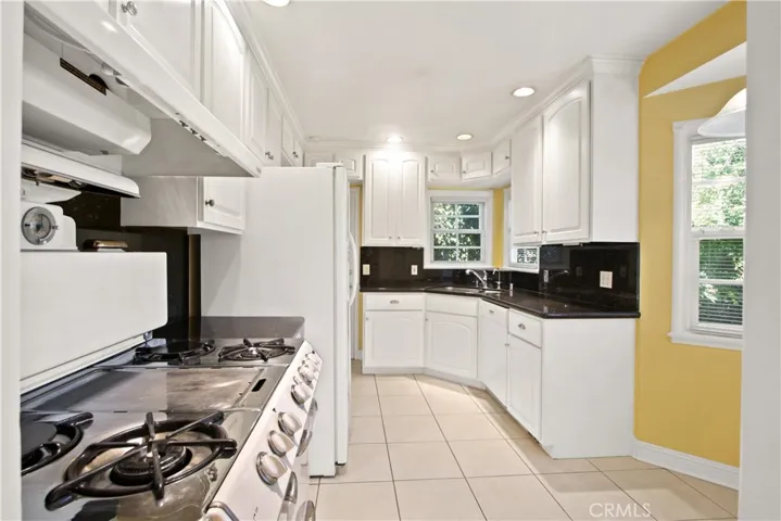 408 N Beachwood Drive, Burbank, California 91506