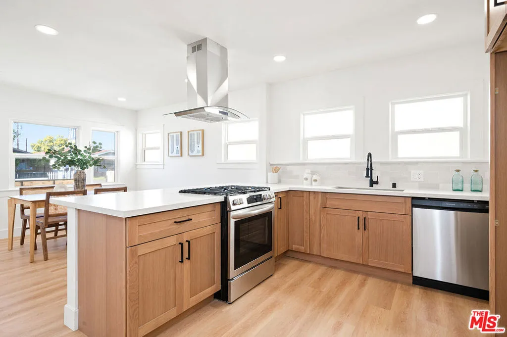 1552 W Vernon Avenue, Los Angeles, California 90062 home-pic-10