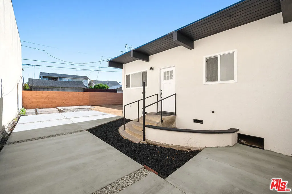 1552 W Vernon Avenue, Los Angeles, California 90062 home-pic-23