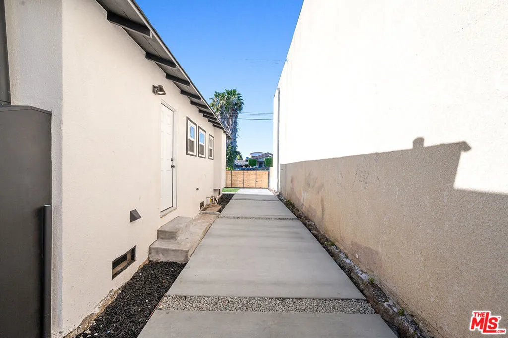 1552 W Vernon Avenue, Los Angeles, California 90062 home-pic-38