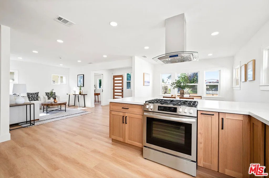 1552 W Vernon Avenue, Los Angeles, California 90062 home-pic-11