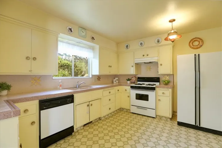 1550 Main Street, Cambria, California 93428