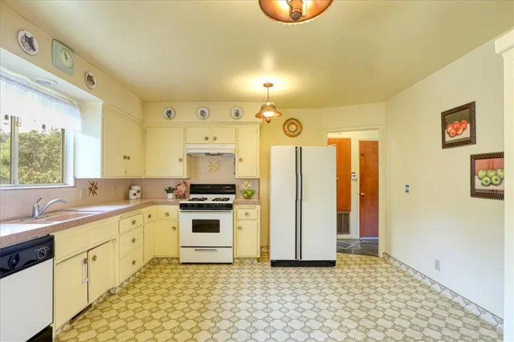 1550 Main Street, Cambria, California 93428