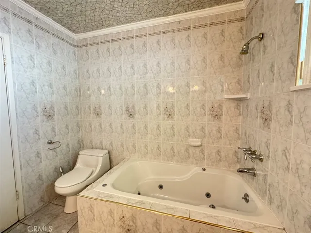 Full Bath with Laundry