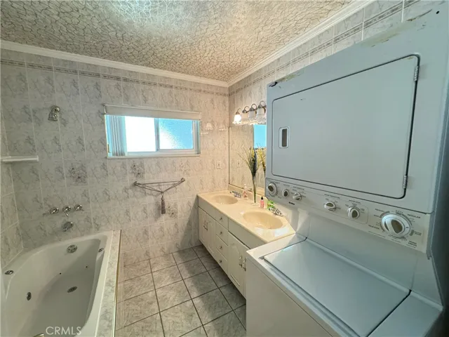 Full Bath with Laundry
