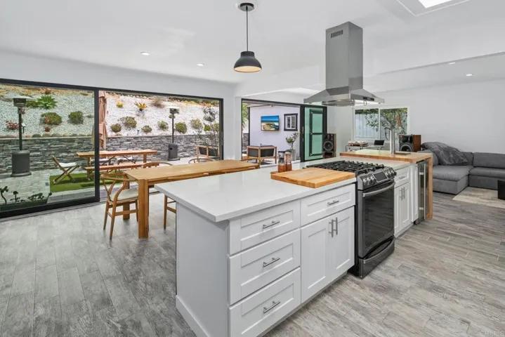 6073 Avenida Chamnez, La Jolla, California 92037