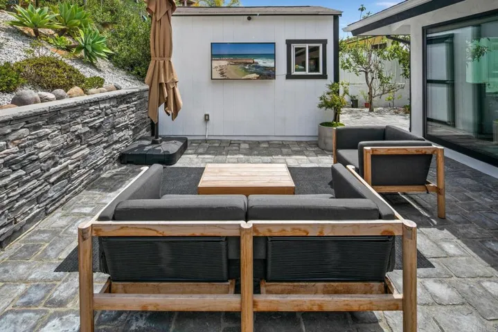 6073 Avenida Chamnez, La Jolla, California 92037
