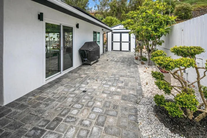 6073 Avenida Chamnez, La Jolla, California 92037