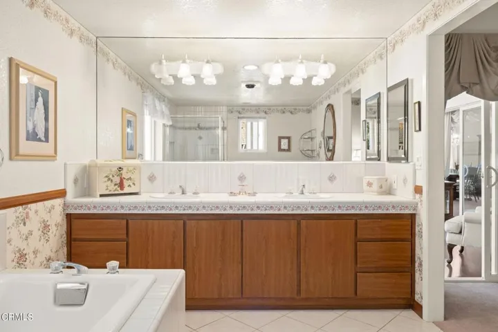 33-web-or-mls-UpmarketMedia-6295Ire-114