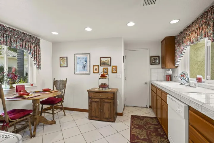 28-web-or-mls-UpmarketMedia-6295Ire-99