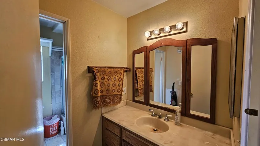 Upstairs hallway bathroom _1