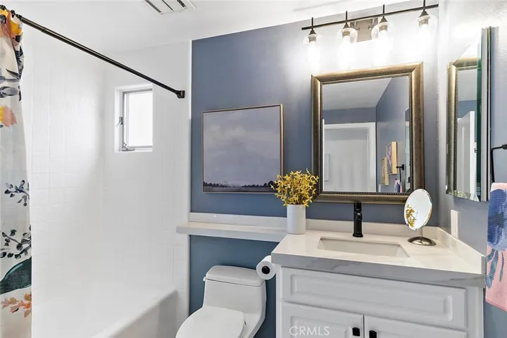 Convenient hall bath with tub/shower