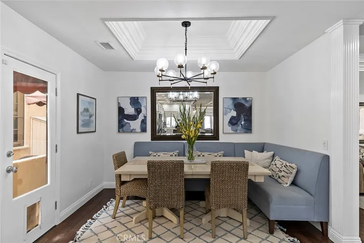 Dining banquette area  seating for 6 or more