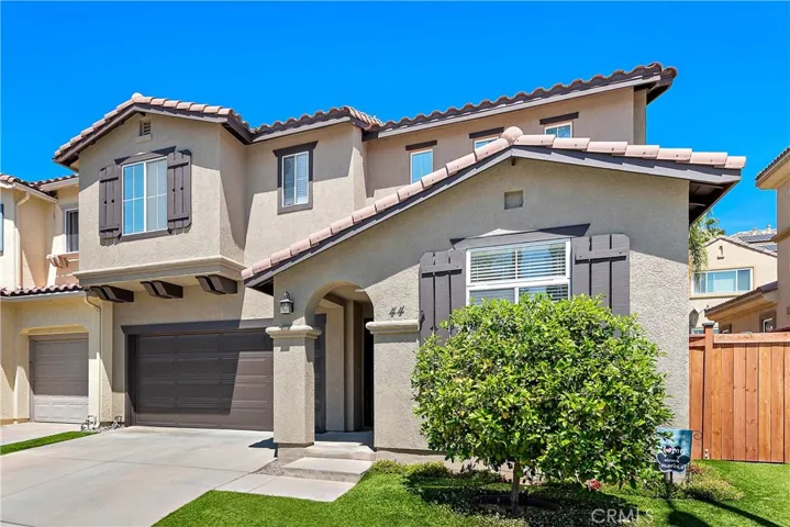 This plan 3 Santa Fe residence has great curb appeal with fresh exterior paint, water-conserving artificial turf and a fruit bearing lemon tree which produces an incredible amount of lemons.