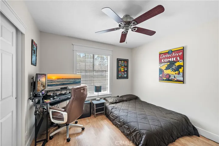 Secondary bedroom.