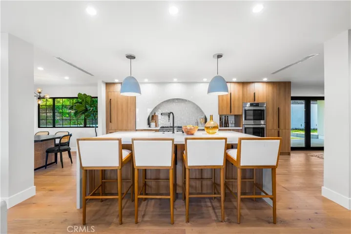 Kitchen oversized Island