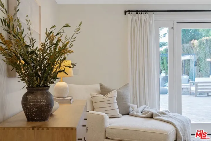 23030 Collins Street, Woodland Hills, California 91367