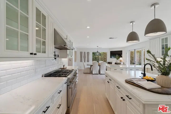 23030 Collins Street, Woodland Hills, California 91367