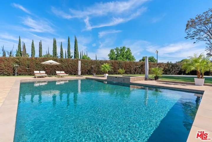 23030 Collins Street, Woodland Hills, California 91367
