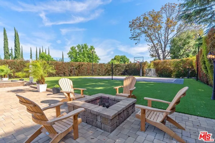 23030 Collins Street, Woodland Hills, California 91367