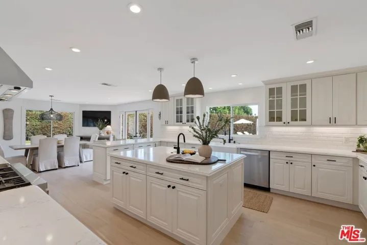 23030 Collins Street, Woodland Hills, California 91367