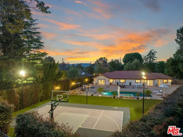 23030 Collins Street, Woodland Hills, California 91367