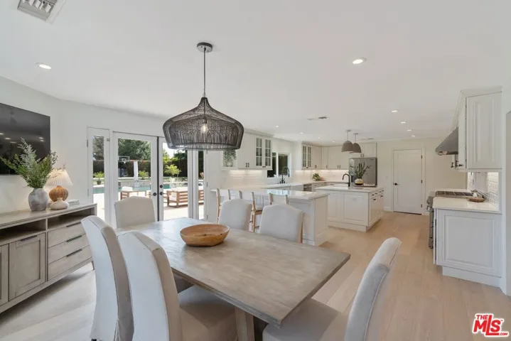23030 Collins Street, Woodland Hills, California 91367