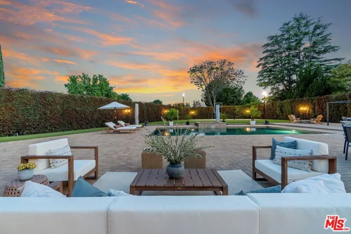 23030 Collins Street, Woodland Hills, California 91367
