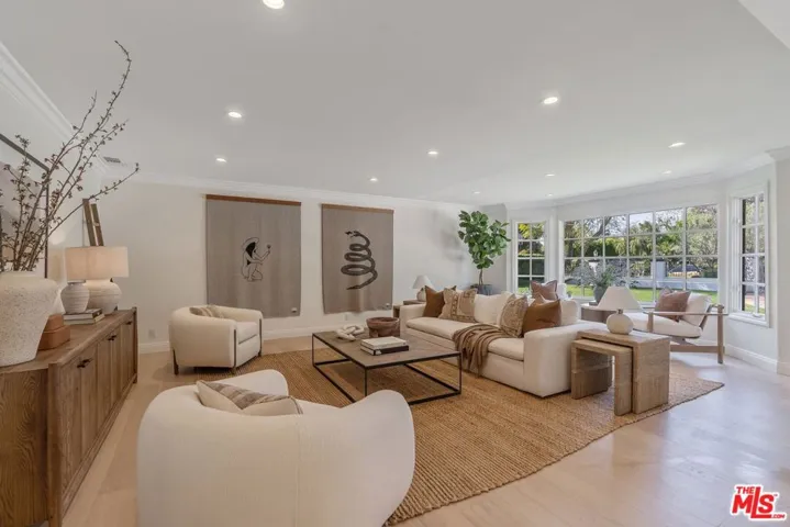 23030 Collins Street, Woodland Hills, California 91367