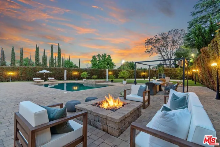 23030 Collins Street, Woodland Hills, California 91367