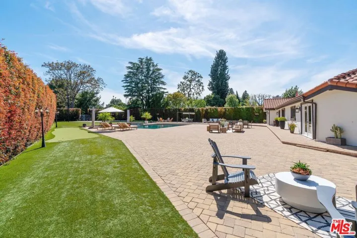 23030 Collins Street, Woodland Hills, California 91367