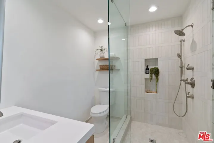 23030 Collins Street, Woodland Hills, California 91367