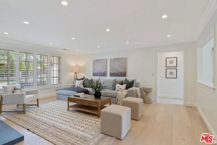 23030 Collins Street, Woodland Hills, California 91367