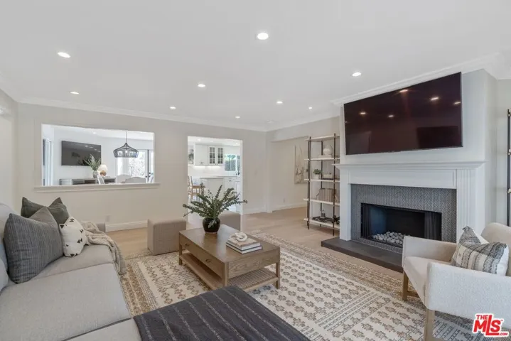23030 Collins Street, Woodland Hills, California 91367