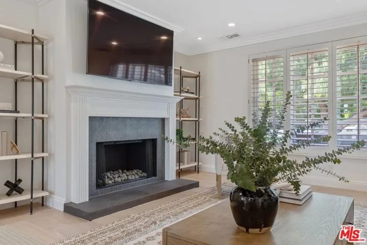 23030 Collins Street, Woodland Hills, California 91367