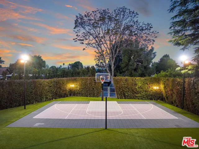 23030 Collins Street, Woodland Hills, California 91367
