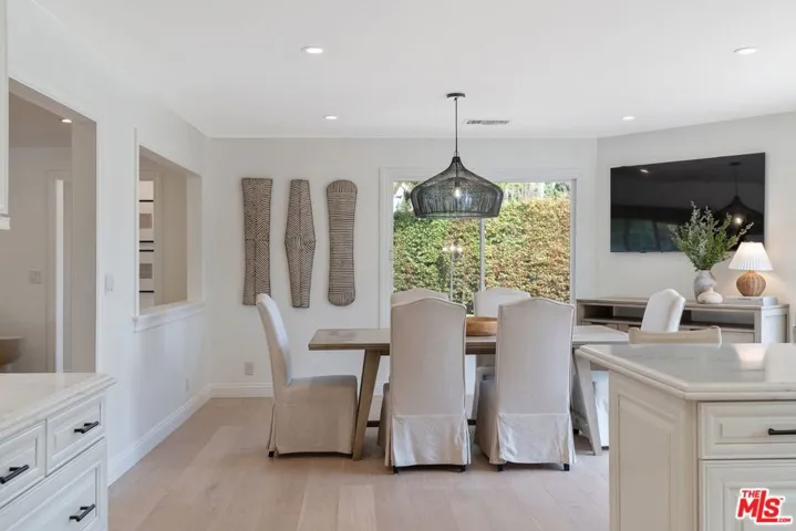 23030 Collins Street, Woodland Hills, California 91367
