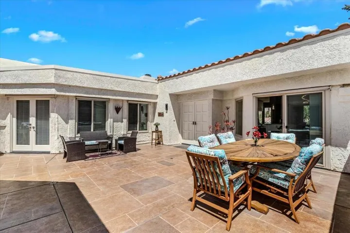Courtyard for entertaining!